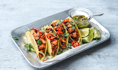 Stökkt takó með vegan kjöti, grænkáli og salsa verde (vegan)