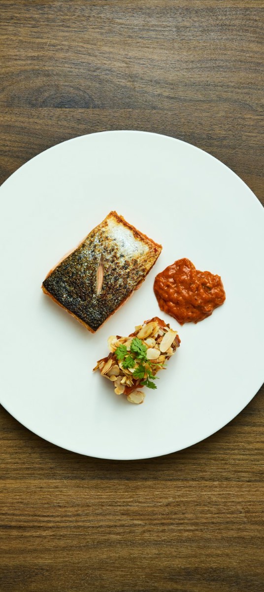 Lax með bakaðri sellerý rót, möndlum og „butter chicken“ sósu