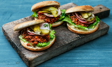 Sloppy joe-hamborgari með veganhakki, súrum gúrkum og grænmeti (vegan)