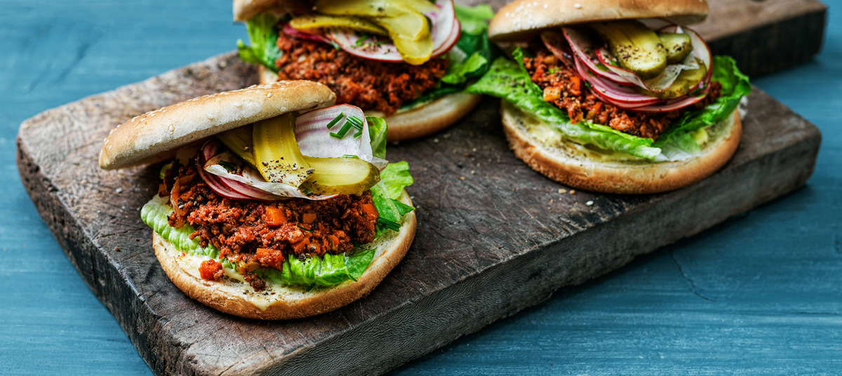 Sloppy joe-hamborgari með veganhakki, súrum gúrkum og grænmeti (vegan)