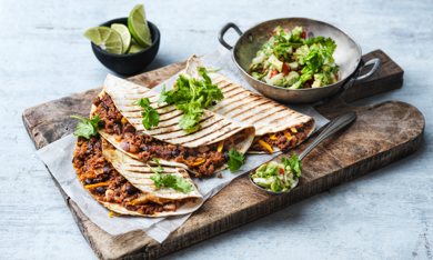 Grillaðar quesadillur með krydduðu veganhakki, svörtum baunum, lárperum og kóríandersalsa (vegan)