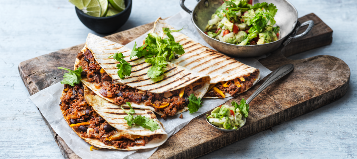 Grillaðar quesadillur með krydduðu veganhakki, svörtum baunum, lárperum og kóríandersalsa (vegan)
