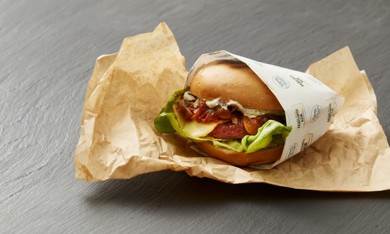 Hamborgari með karamellíseruðum lauk og reyktu majónesi (vegan)