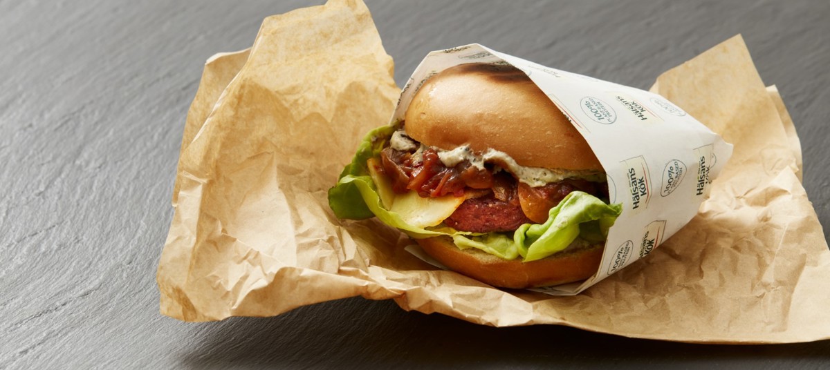 Hamborgari með karamellíseruðum lauk og reyktu majónesi (vegan)