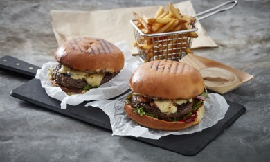 Hamborgari með majónesi með gerjuðum hvítlauk