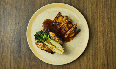 Kálfa rib-eye borið fram með bökuðu grænmeti og kartöflum ásamt pipar-soð sósa