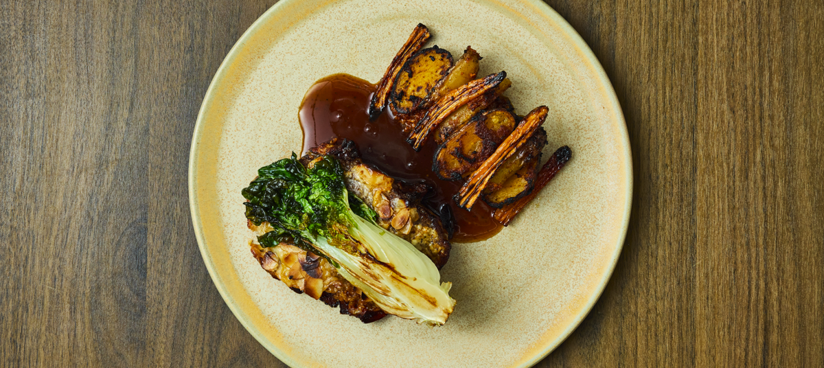 Kálfa rib-eye borið fram með bökuðu grænmeti og kartöflum ásamt pipar-soð sósa