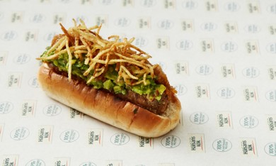 Pylsa með „baunalausu chili“ og guacamole (vegan)